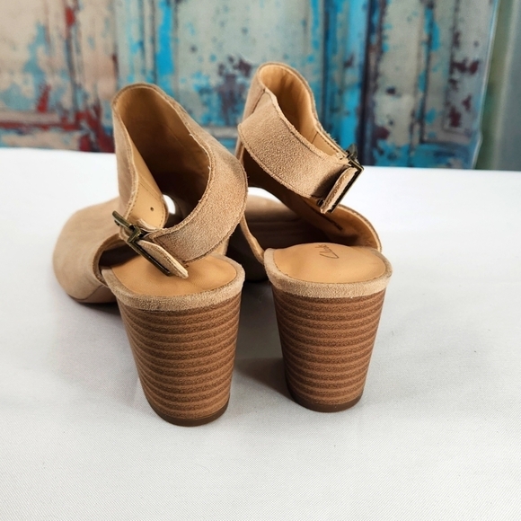 Clarks Deloria Gia Sand Suede Peep Toe Slingback Ankle Strap Sandal Block Heel - Picture 4 of 9